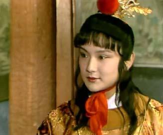 探春也是个笨孩子，瞧不上自己母亲和弟弟，想着攀高枝，和王夫人走的近，自以为是的的