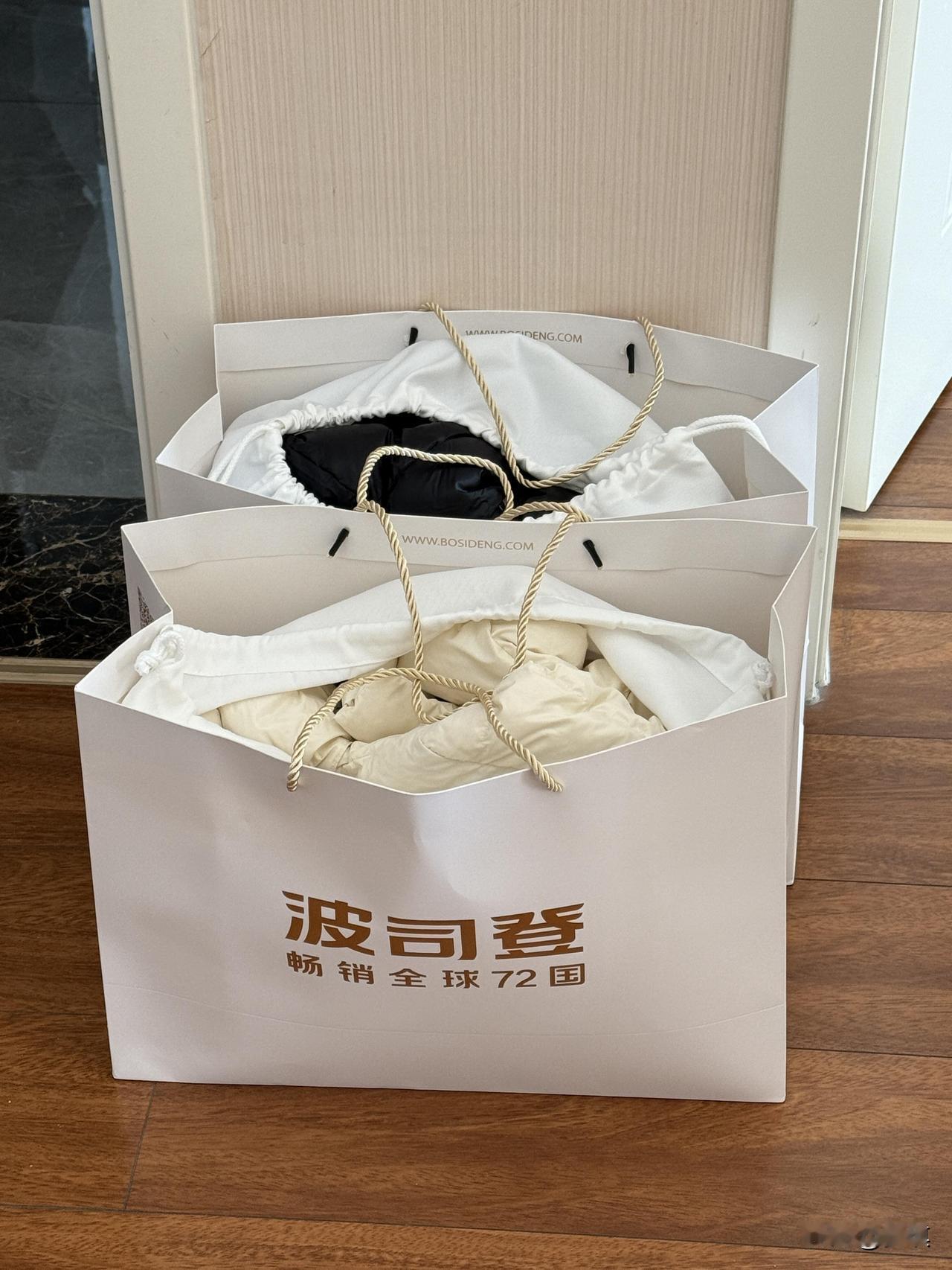 杭州一女子在商场波司登给老公孩子各挑一件羽绒服，结账4898，可店员笑眯眯递来一