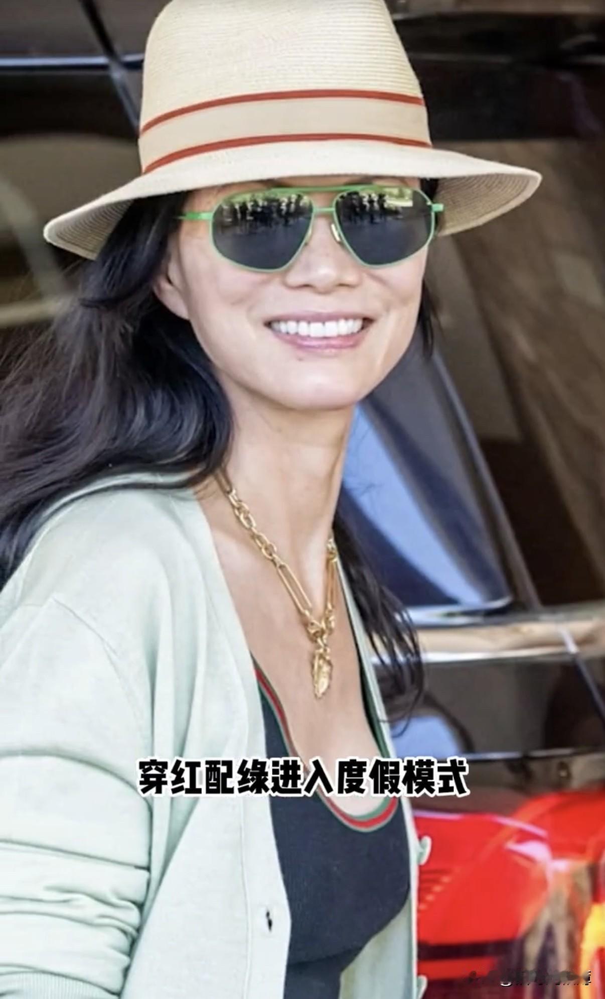 56岁邓文迪亿万富豪营秀腹肌，咖啡街拍碾压伊万卡[赞]近日，太阳谷峰会这“亿万富