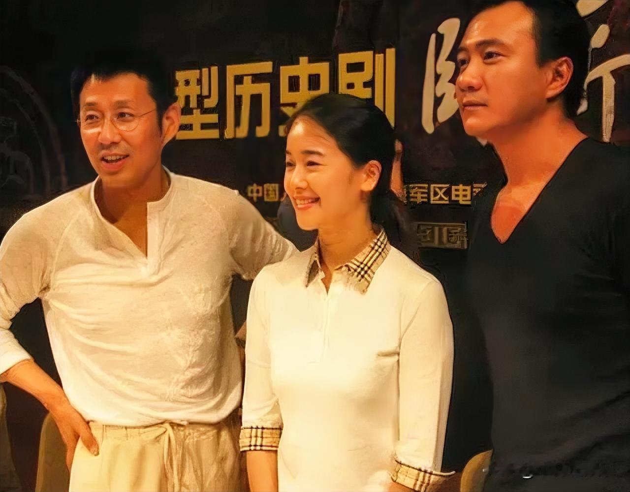 左边是陈道明，右边的是胡军，中间的女生是谁？有人说是梅婷，我看不像，也有人说是颜