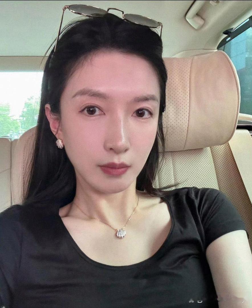 江疏影素颜出镜依旧精致耐看，原生五官优势尽显。