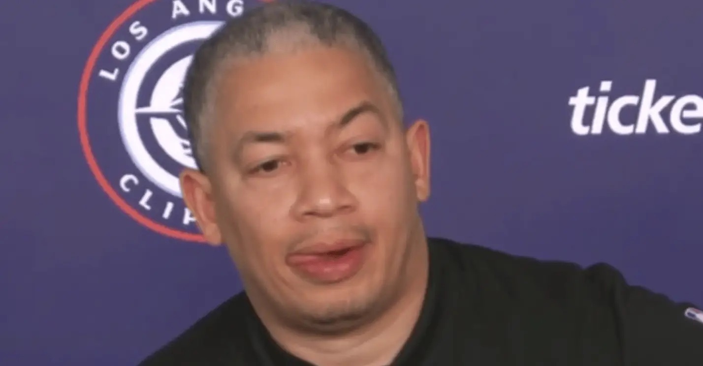 上半场你们打小阵容取得了成功，为何下半场没看到？卢：“我认为我们在第三节让祖巴茨