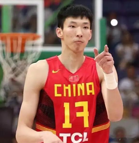 周琦和胡金秋，到底谁更厉害，看数据，胡金秋在总决赛场均能拿22.2分，投篮命中