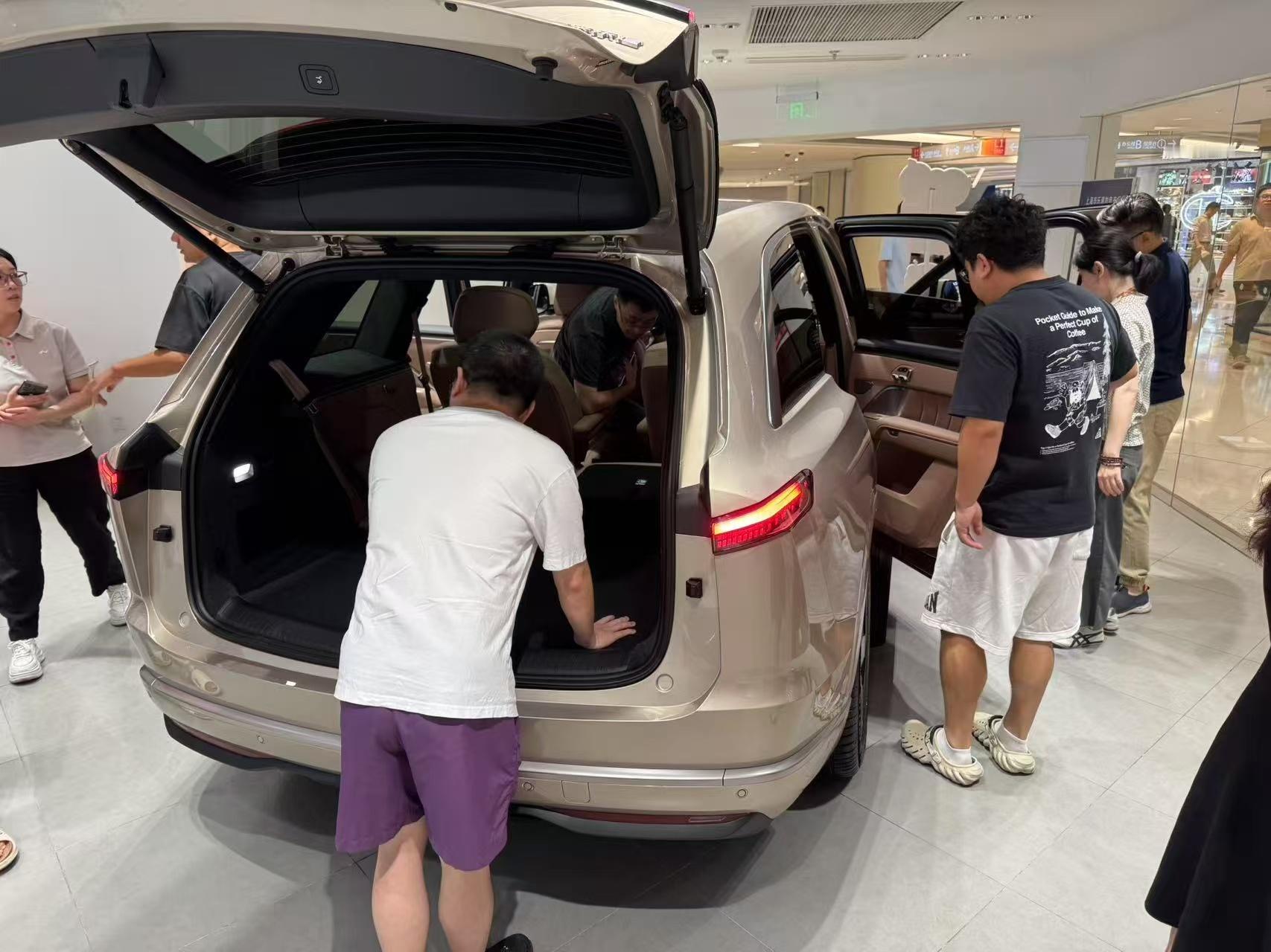 顺风局来了？据说很多消费者在门店还没开门的时候就已经等在门口，想要第一时间去看乐