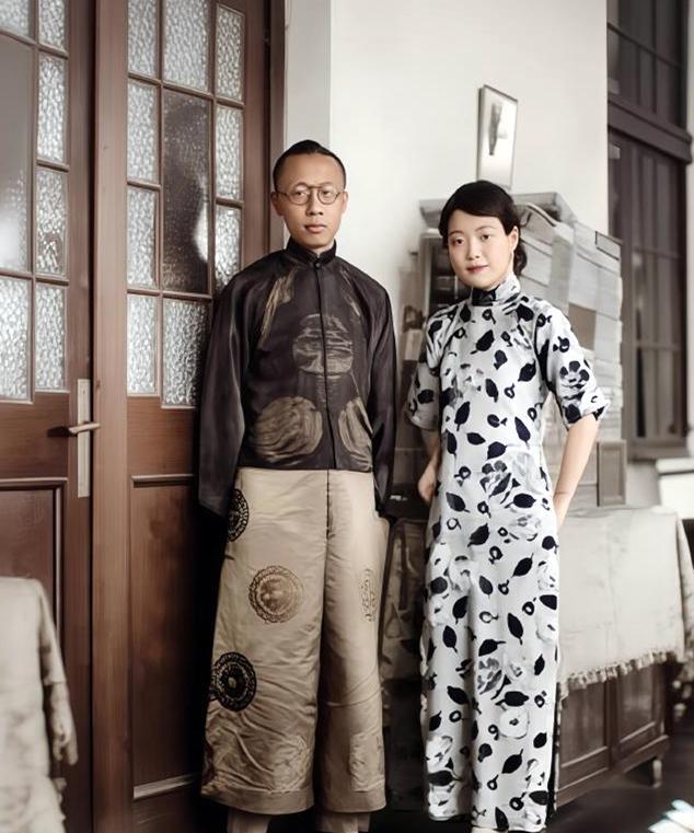 这是20世纪20年代，末代皇帝溥仪与婉容在天津。溥仪身穿传统的长衫，外套马褂，脚