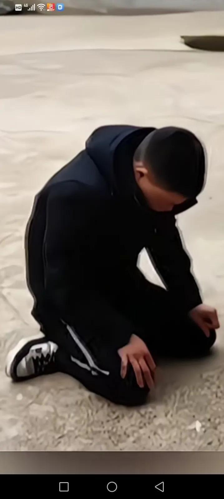 后悔了吧！男子打跑远嫁的妻子半年后，又厚着脸皮带着俩儿子跪在妻子门前，求妻子原谅