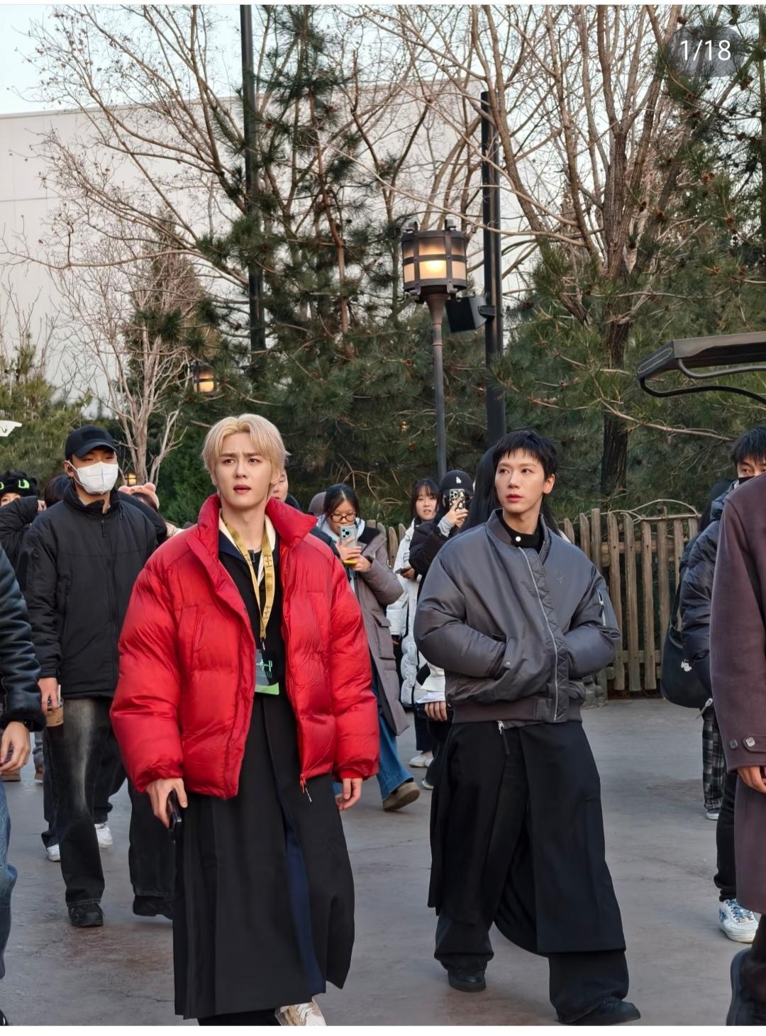 还是黄色头发和红色羽绒服，搭起来更洋气好看。