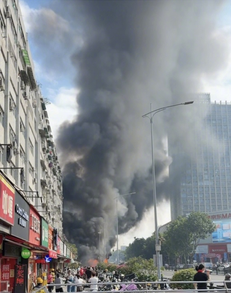 【广州消防通报沙园地铁站附近货车起火：已扑灭，无伤亡或被困】12月1日，广州市海