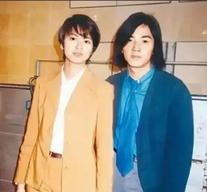 梁咏琪拎着蛋糕去郑伊健家被狗仔逮个正着，照片一出，英皇老板直接翻脸，郑伊健的戏约