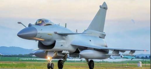 3月25日，中部战区飞行员史录权开着歼-10C巡逻时，竟然在自家大门口，被外机火