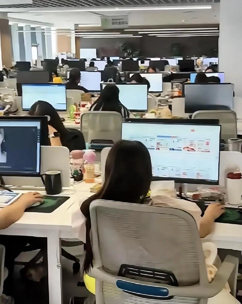 今天加班拉了一场线上面试，候选人上一份工作干了8年离职，hr总监问是什么原因让自