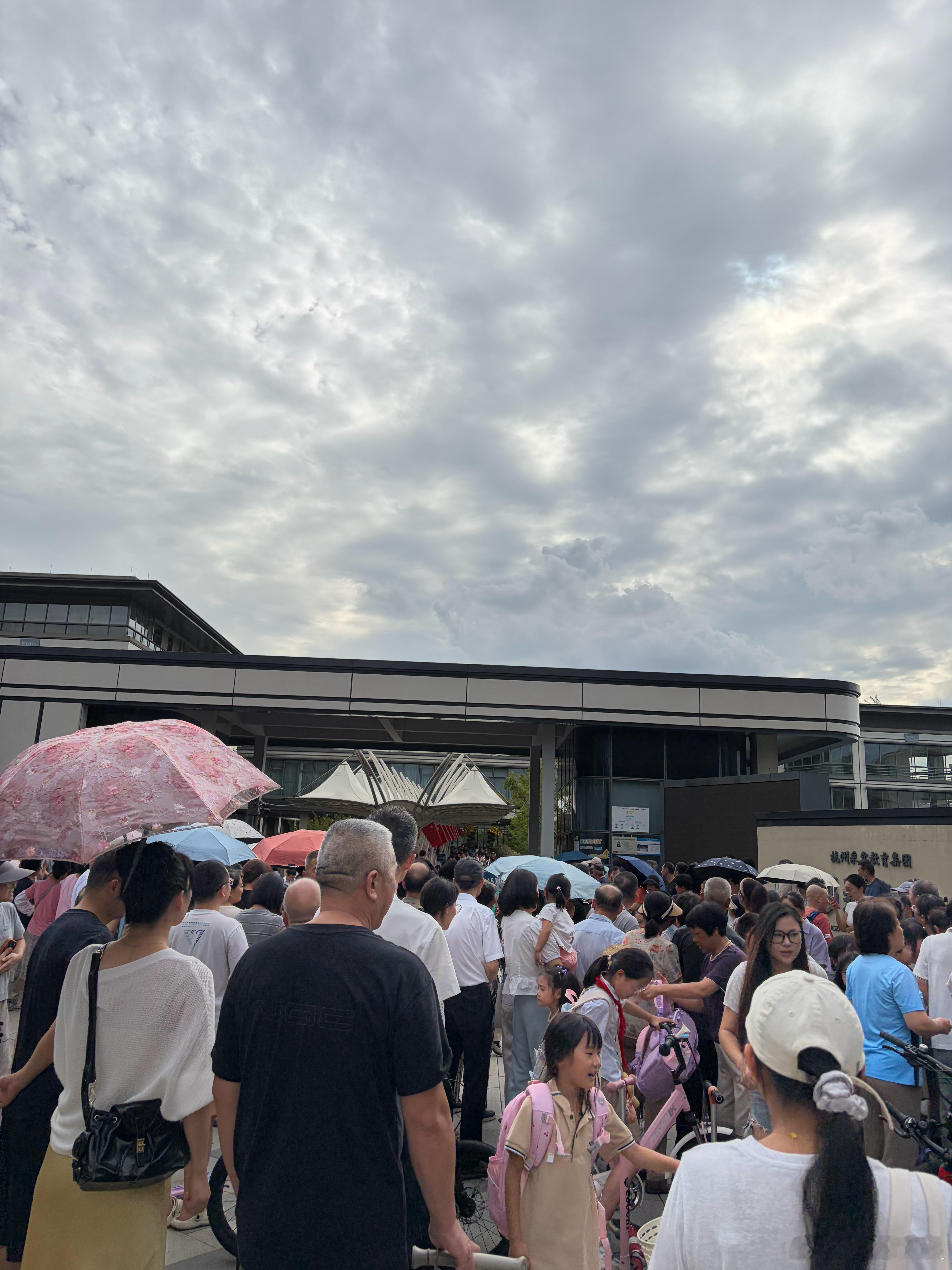 密密麻麻全是接孩子的[捂脸哭]​​​