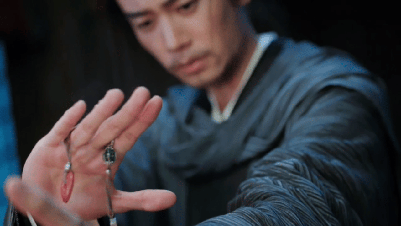 任嘉伦这胡子帝王造型真的颠覆以往，抬眸间能自如切换算计与柔情，突破感拉满了