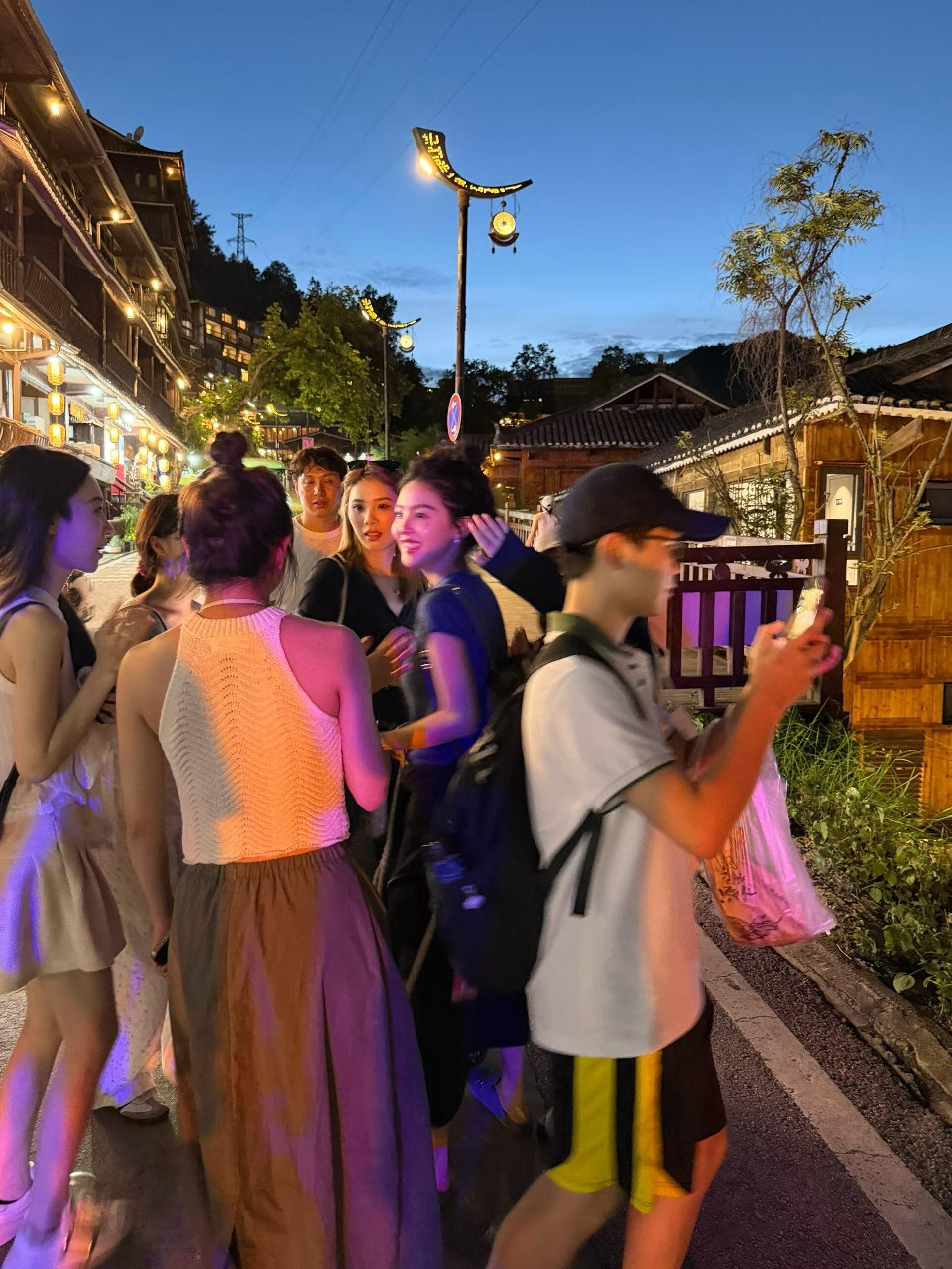 我有点事情去一趟千户苗寨🥹🥹🥹🥹苗寨偶遇章若楠千户苗寨偶遇章若楠