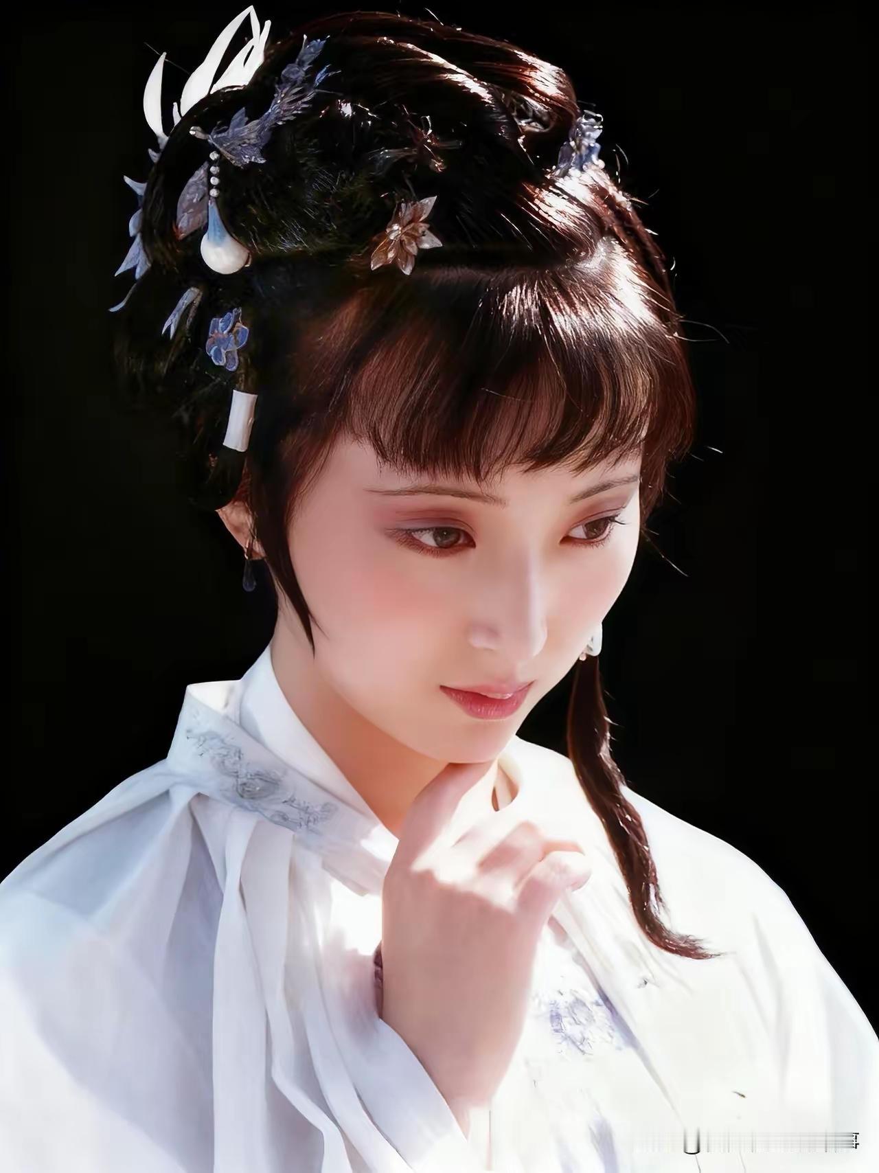 说实话我不明白为什么现在为什么有很多导演想翻拍《红楼梦》呢？陈晓旭版本的林