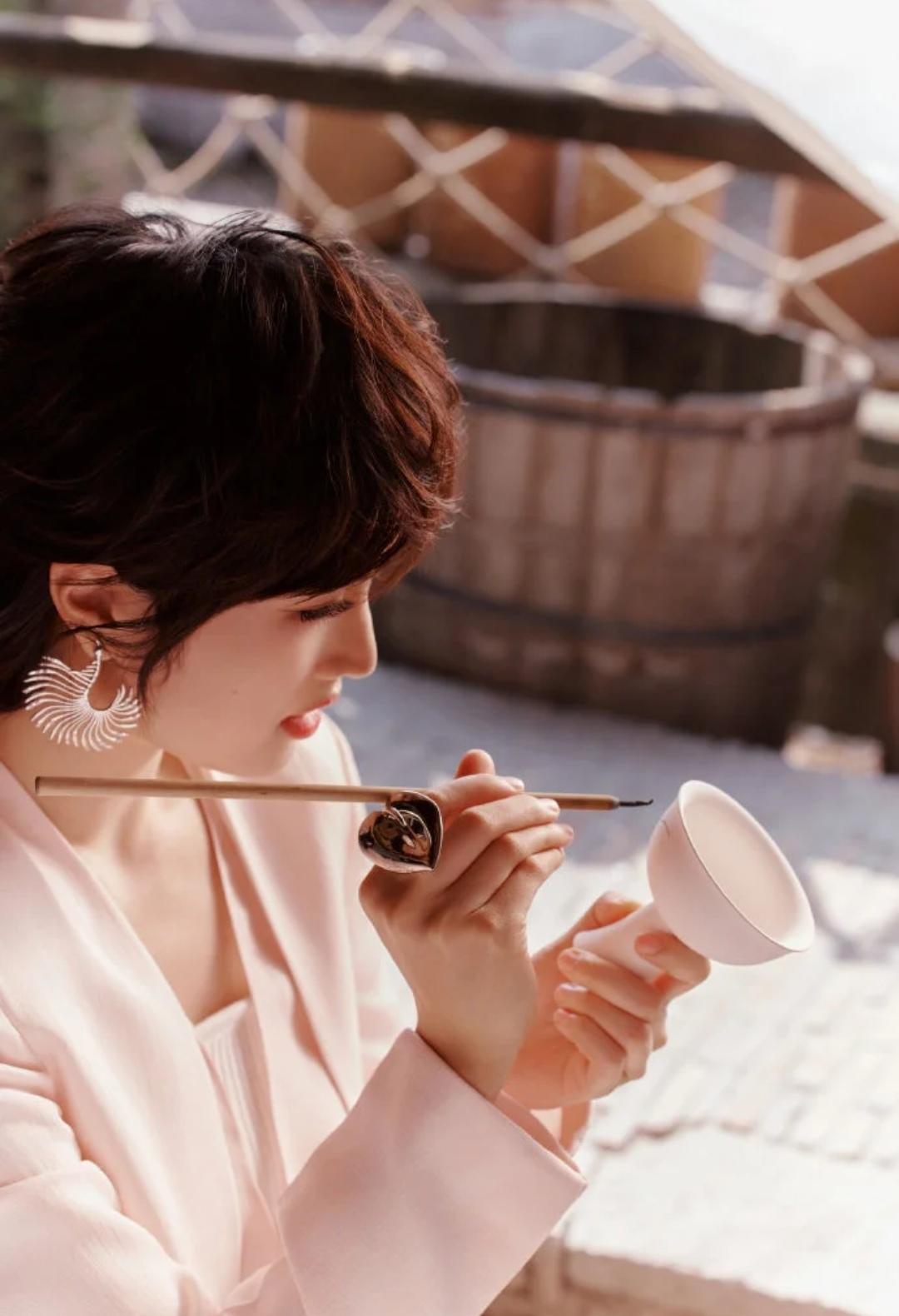 姚安娜景德镇造型太雷人，棉鞋配纱裙被嘲“土潮”新高度。姚安娜在景德镇的造型真