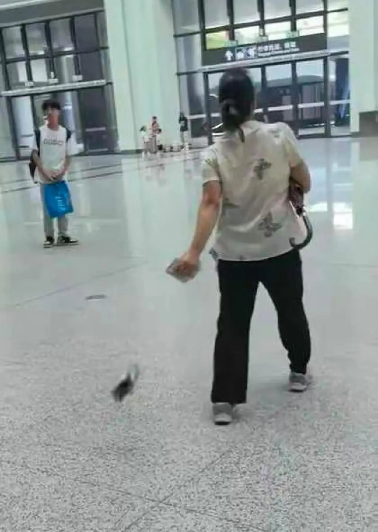 在高铁站撒钱，这是受了什么刺激？