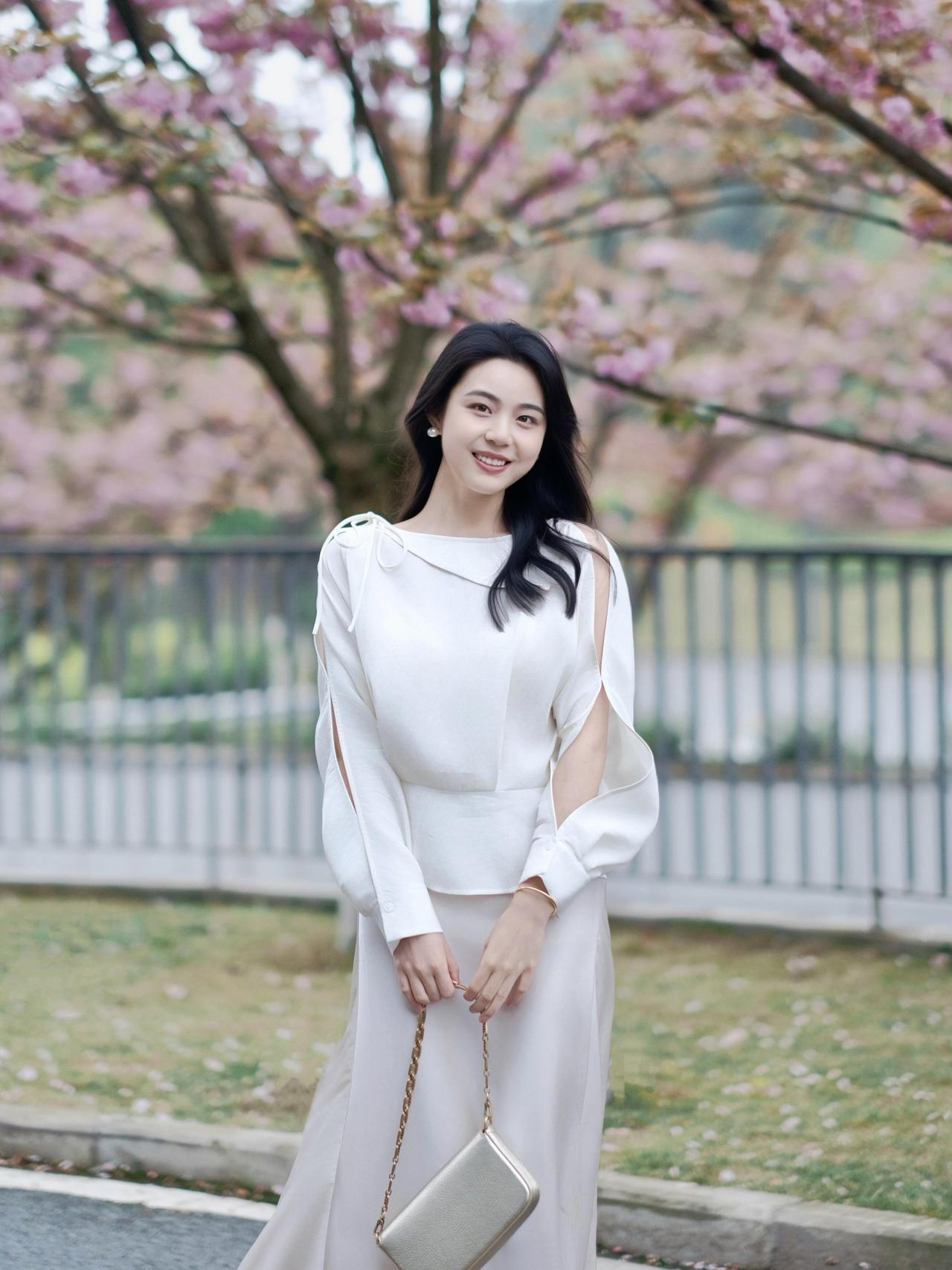 什么叫有韵味的女人春风漫过樱枝，白裙拂过街角，把温柔与浪漫，都留在这明媚的春日里