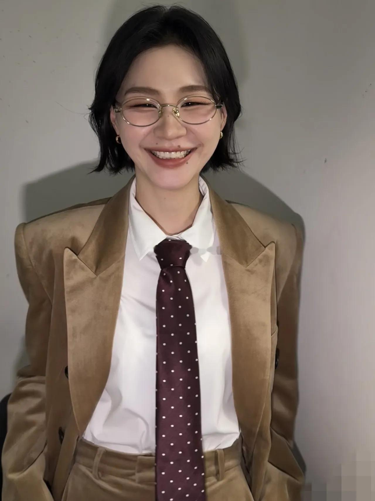 真的看傻眼了！金靖结婚后，难道真没什么可在乎的了？看她新剪的短发造型，只能说这女