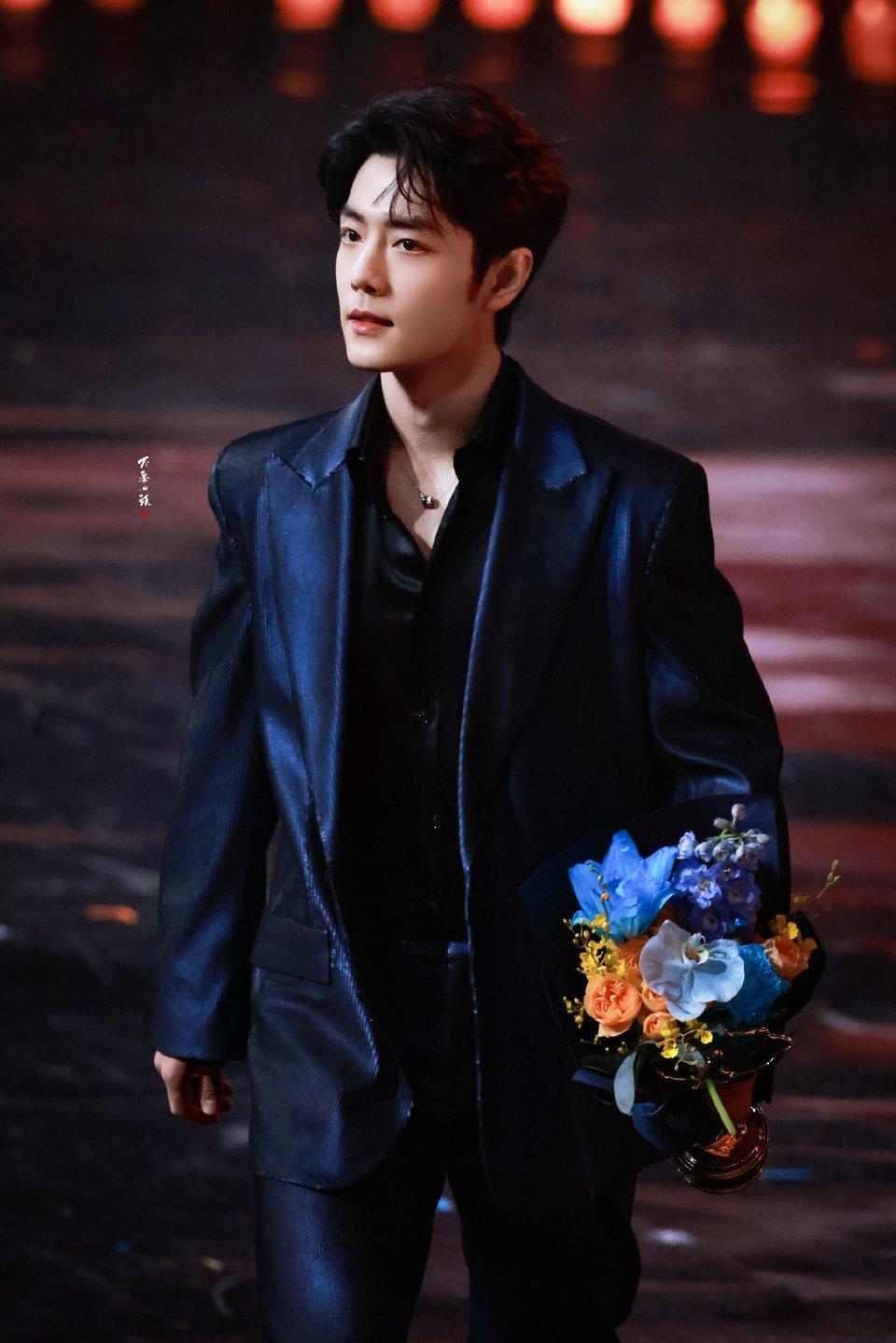 超级喜欢穿Gucci专属定制的肖战，亮闪闪的，充满诱惑[爱心][爱心][爱心]