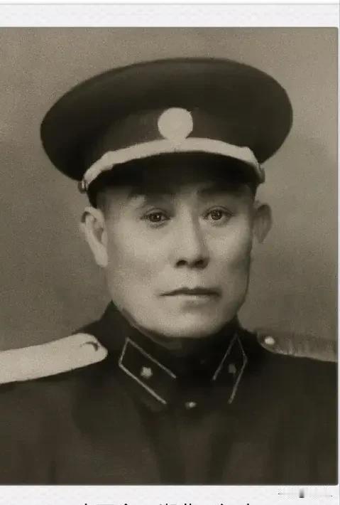 1974年301医院，82岁少将扔掉拐杖，向着病重的彭老总敬出最后一军礼1