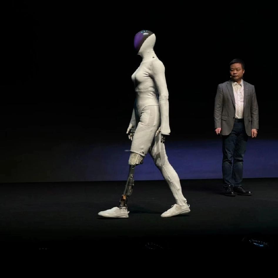 剪开腿部肌肉的时候确实有点感慨，就好像我们国家的人要向其他国家证明我们没有偷东西