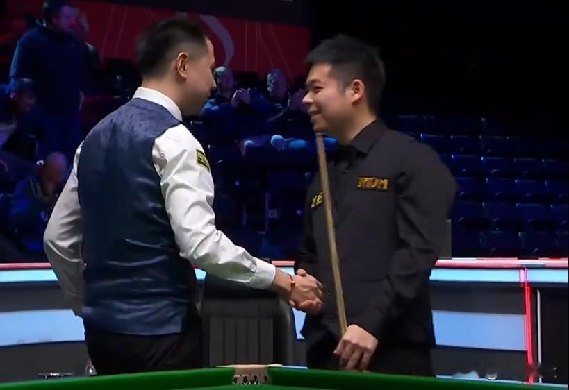 技战术全面碾压！庞俊旭的获胜实至名归。2025斯诺克英锦赛，首轮比赛八场赛事过