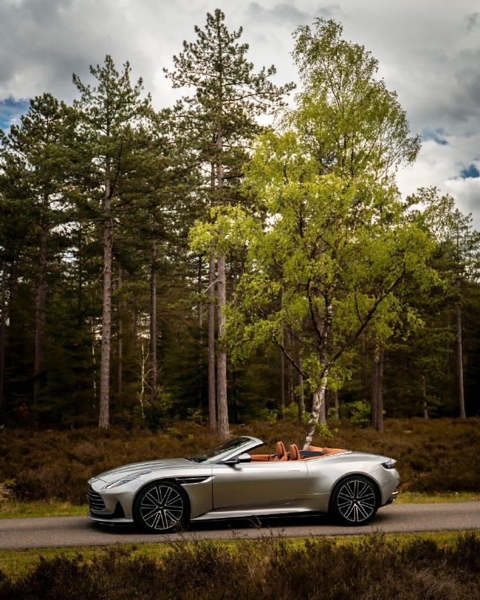 AstonMartinDB12Volante——阿斯顿・马丁的魅力之作。