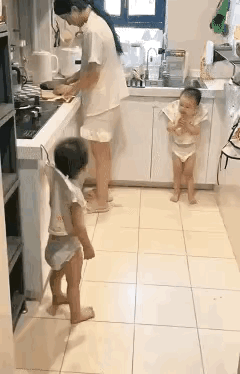 谁看了全职妈妈用晾衣架拴双胞胎的画面不心疼？这哪里是什么奇思妙想，分明是无人搭把