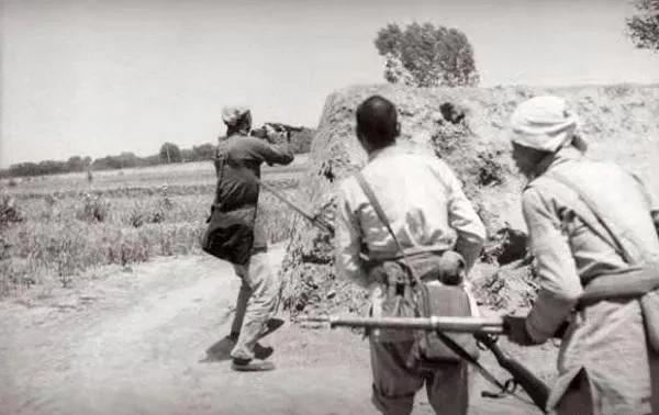 1943年，一队汉奸正肆无忌惮地走在大路上，突然一名八路军侦察连长，向汉奸队伍中