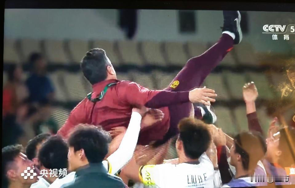 深夜消息：U23国足3比0完胜越南！现在已经凌晨1:30，估计很多球迷此时