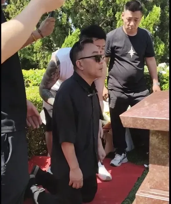 杨少华正式下葬，杨家四子全部现身，老三杨伦带病参加，胳膊上还带着手环，连枕头都随