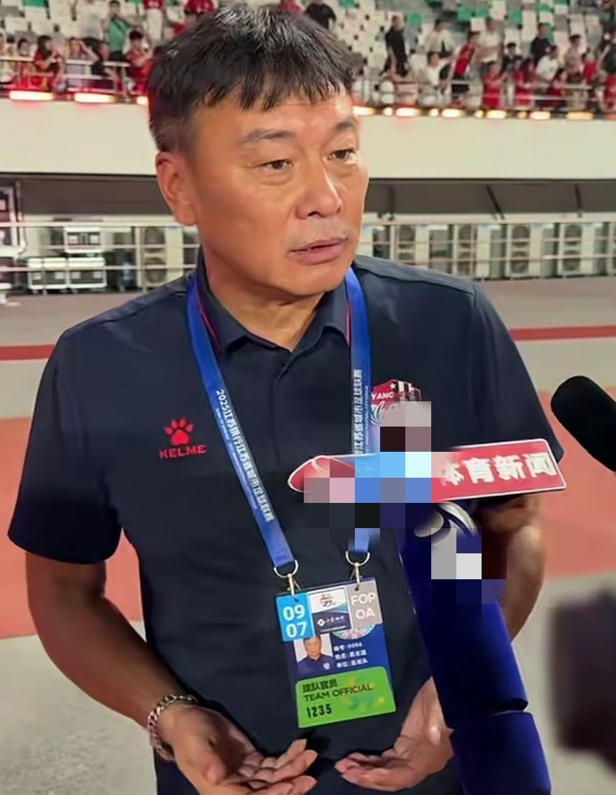 苏超盐城队客场拿下苏州队，一扫之前的阴霾！除了球场上队员们精彩的发挥，最受瞩目的