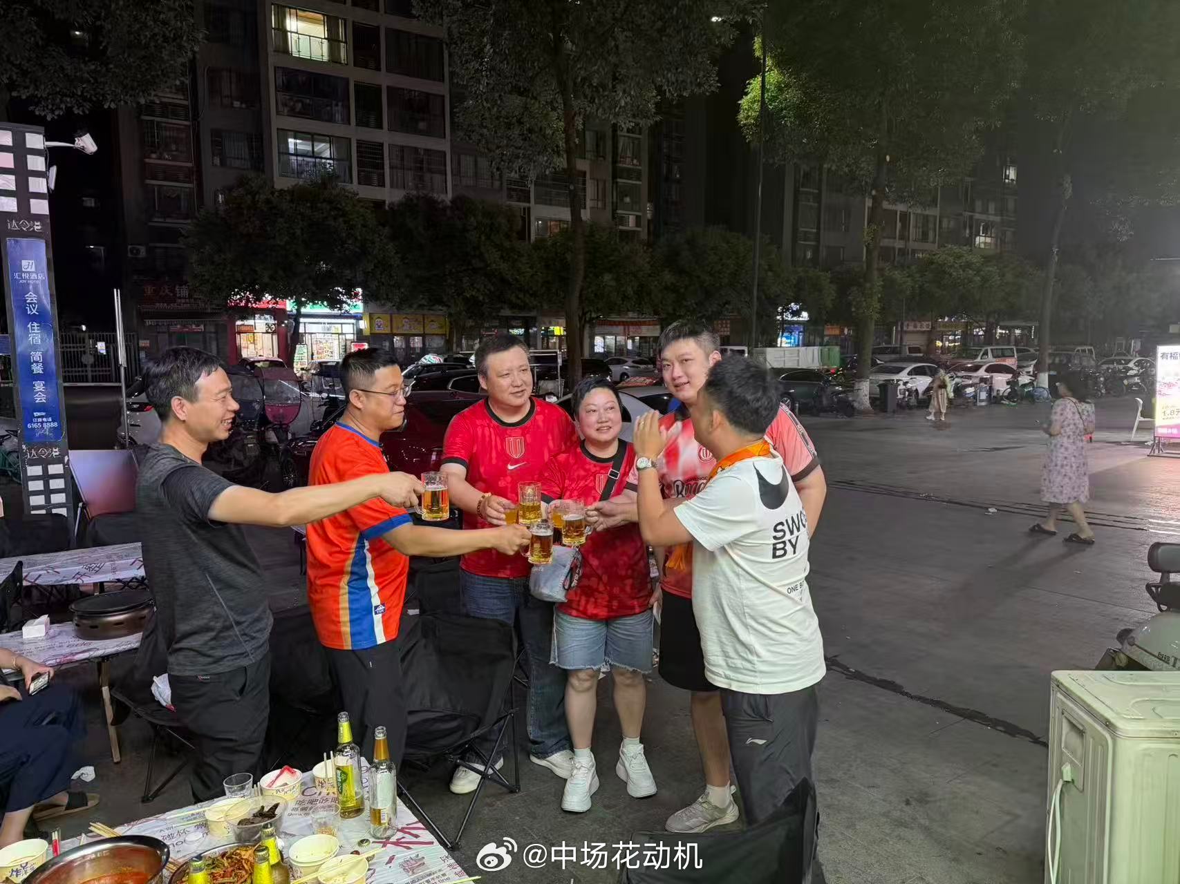 说好的两下踢完，好喝夜啤，成都街头随处可见与蓉城球迷喝成一片的山东球迷。成都蓉城