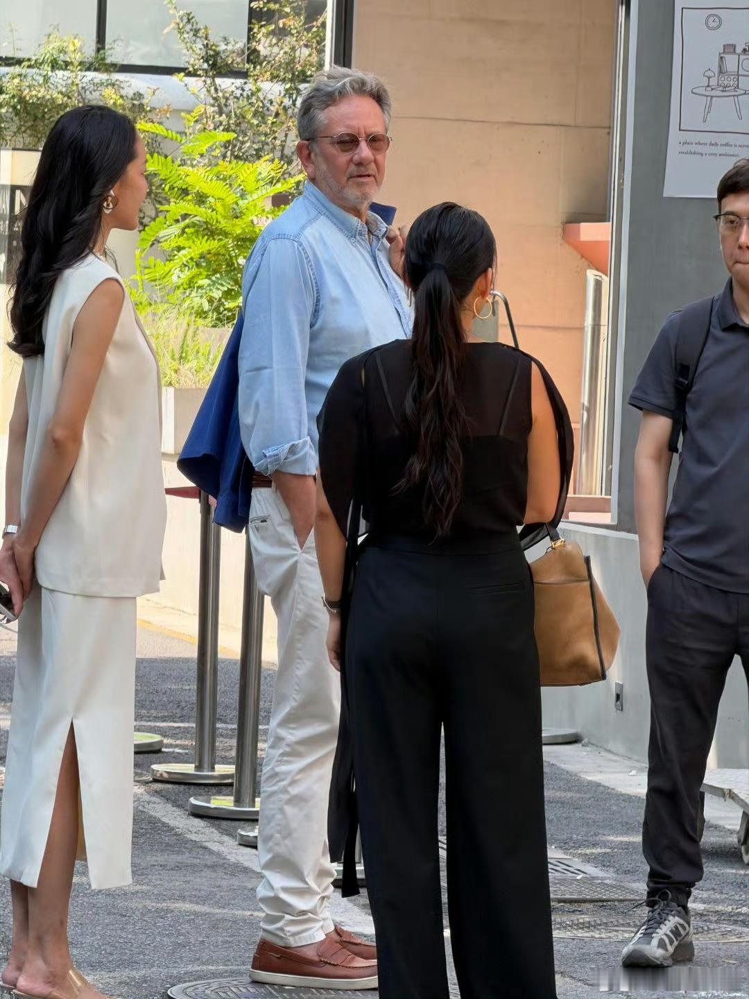 南京街头偶遇奥黛丽赫本儿子南京街头！偶遇奥黛丽赫本儿子，虽然已经是两鬓斑白老人