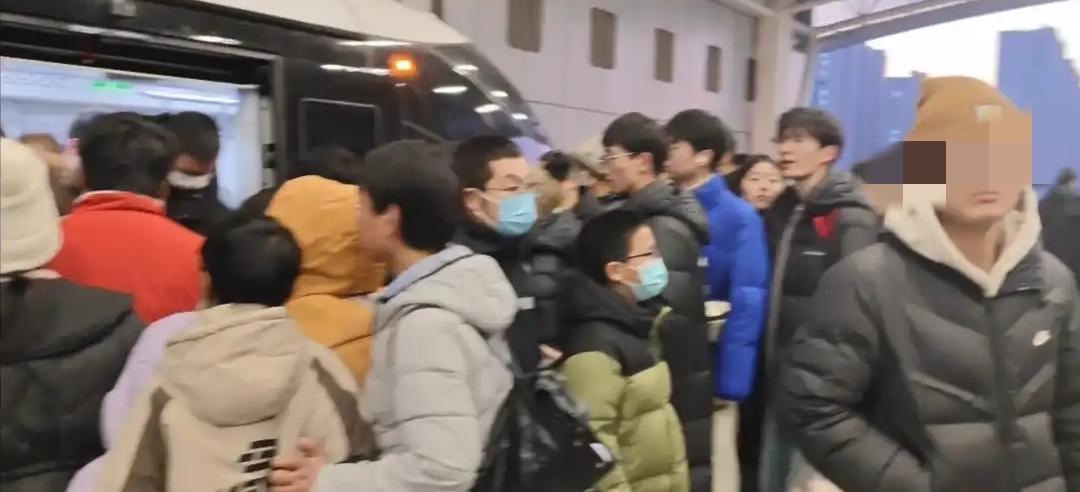 依然很挤，济南云巴可以考虑加车厢了。济南云巴设计是三节车厢的，站台也是三门