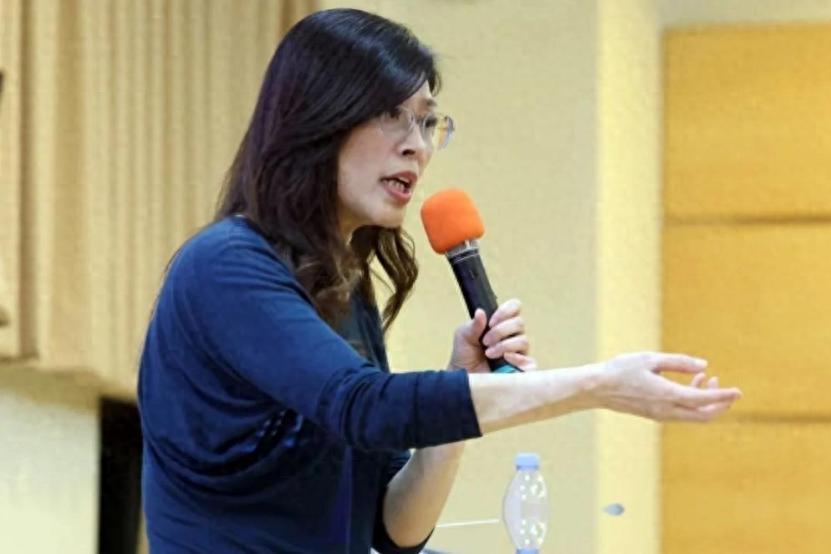 郑丽文如何解释为什么选择在7月31日私人给日本捐款，为什么竟然捐100万新台币巨