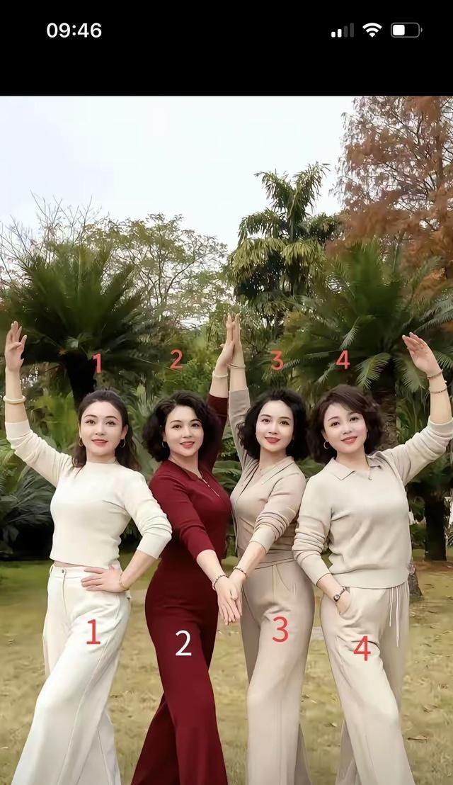 那四个看着特显小的阿姨，听说里头有个离异的。评论区都在猜，有的说笑得甜那个潇洒，