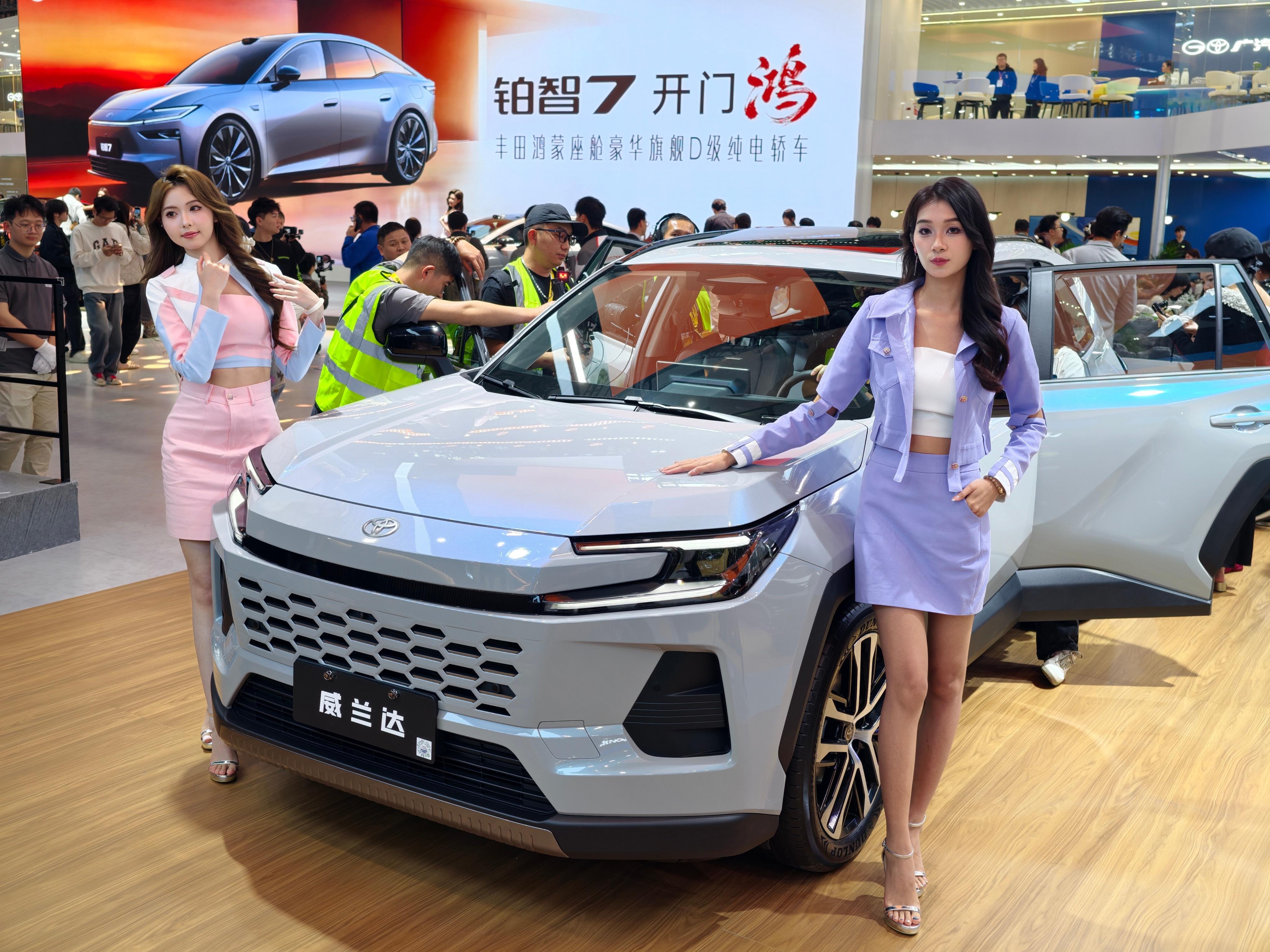 广州车展广汽丰田展台的模特这次车展得去，合资车企的模特还是很多且漂亮的