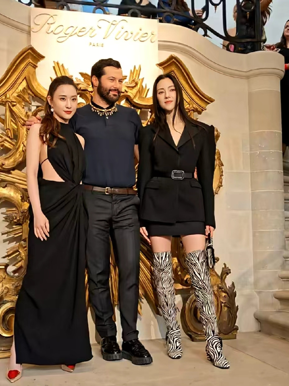 35岁何超莲和29岁娜然同框，一个是豪门女儿，一个是豪门准儿媳。何超莲是赌王女儿，是赌王的三太所生，