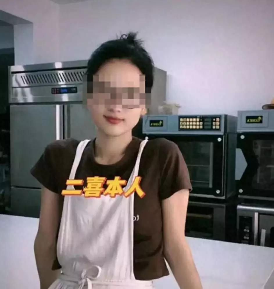 真荒唐！一位33岁老板娘，出轨店内18岁暑假工，对方年富力强，两人第一次亲热，她