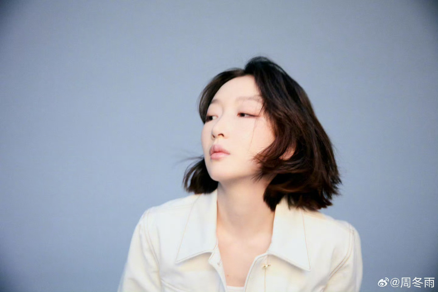 周冬雨穿了白色丹宁牛仔套装周冬雨穿了白色丹宁牛仔套装，清清爽爽大大方方的。he