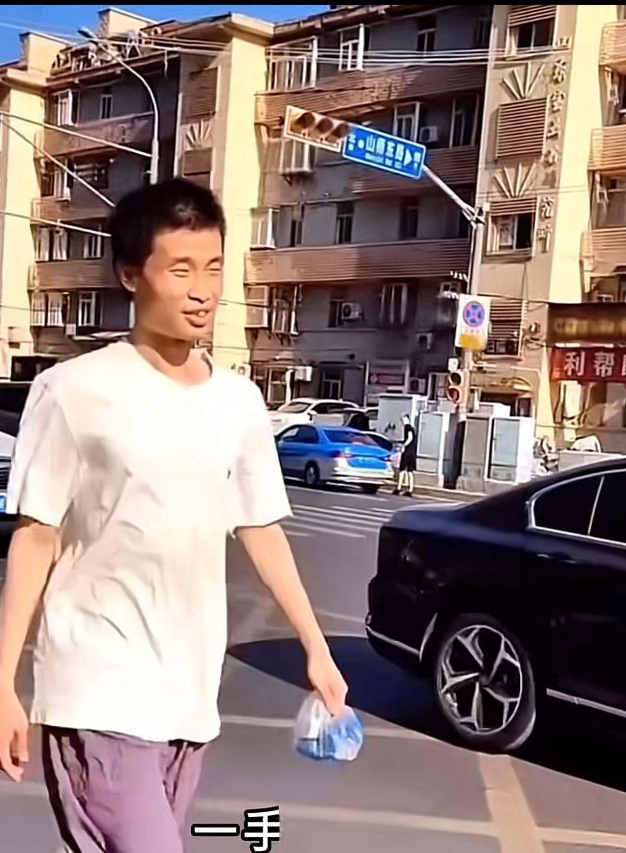 韦神办公室比较简单，他的3张工作照曝光，发现没有，他不同常人。他一直背着挎包办