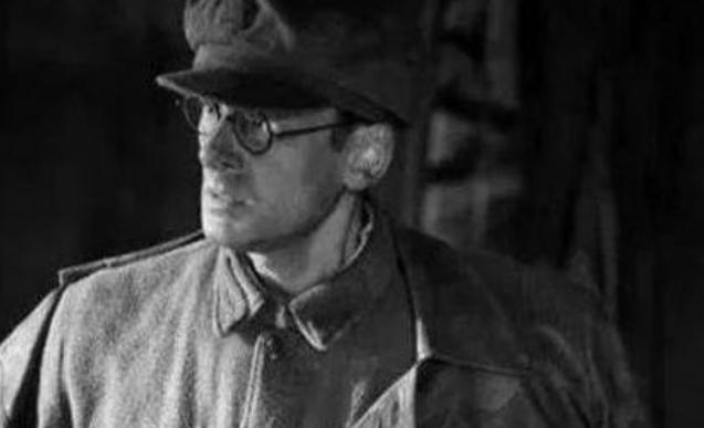 开国上将晚年叹息：别再骂李德是草包了，草地分兵的生死瞬间，是他用身体为中国革命挡