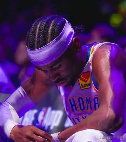 别再吹亚历山大MVP了。看看文班亚马今晚对他做了什么：4记迎面大帽，把他逼到只