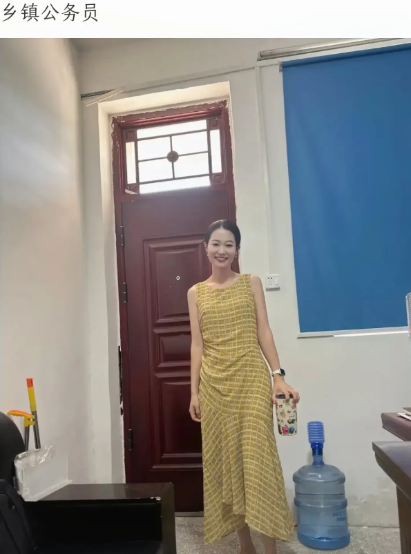 这是乡村镇子上的公务员。