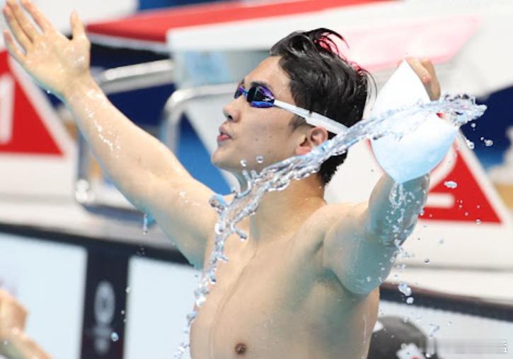 混合泳，四种泳姿混合，唯有能力最为全面的顶尖高手才能从容驾驭的王者铁项。16岁进