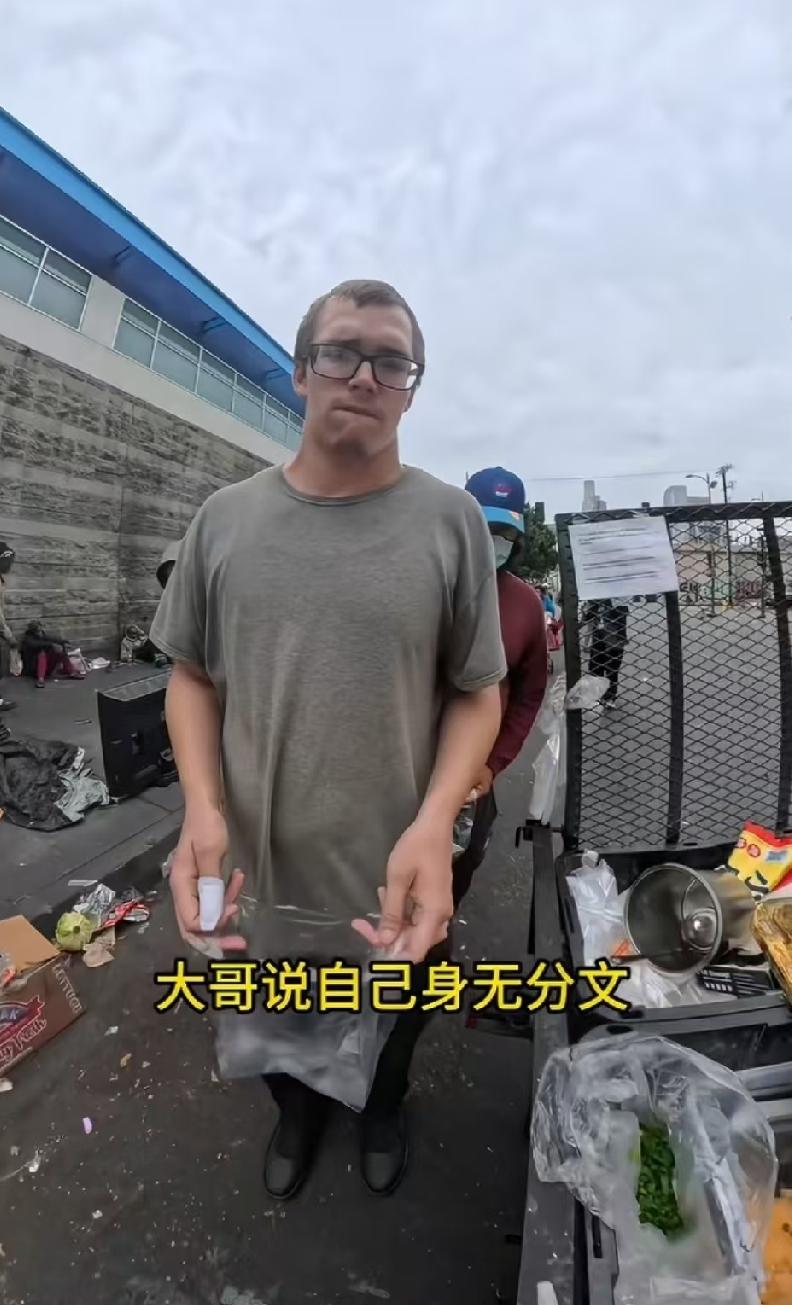 纽约博主街头免费送酱香饼，一个现象让评论区吵翻了。羞怯礼貌的白人拿饼时低头道