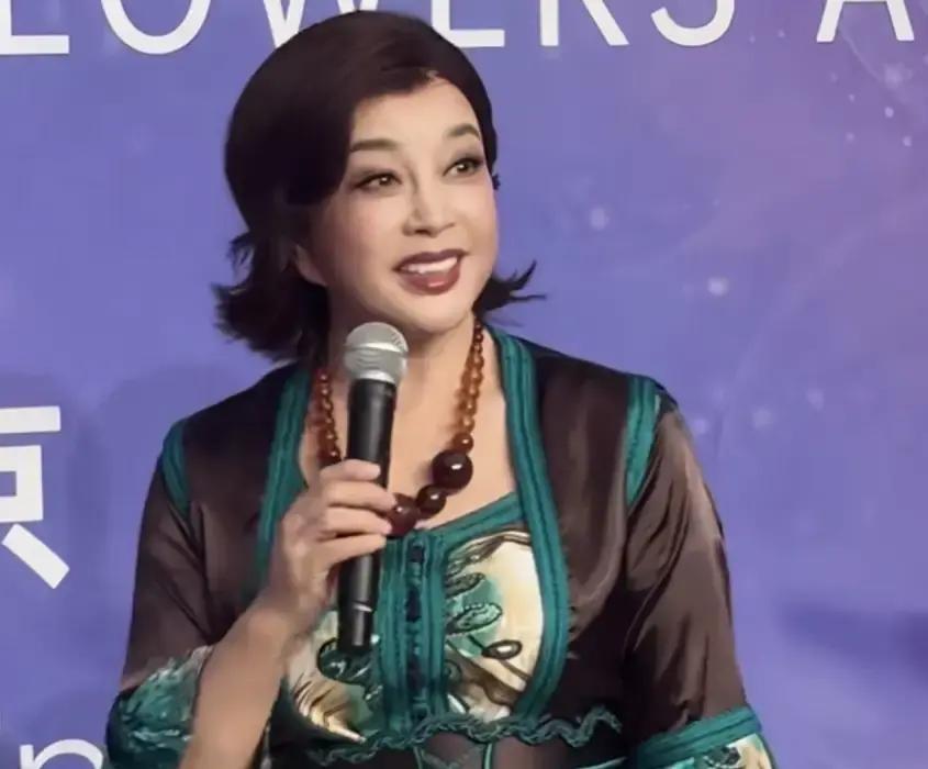 75岁的刘晓庆录综艺，当着200多个观众的面，一把扯掉自己戴了30多年的定制假发