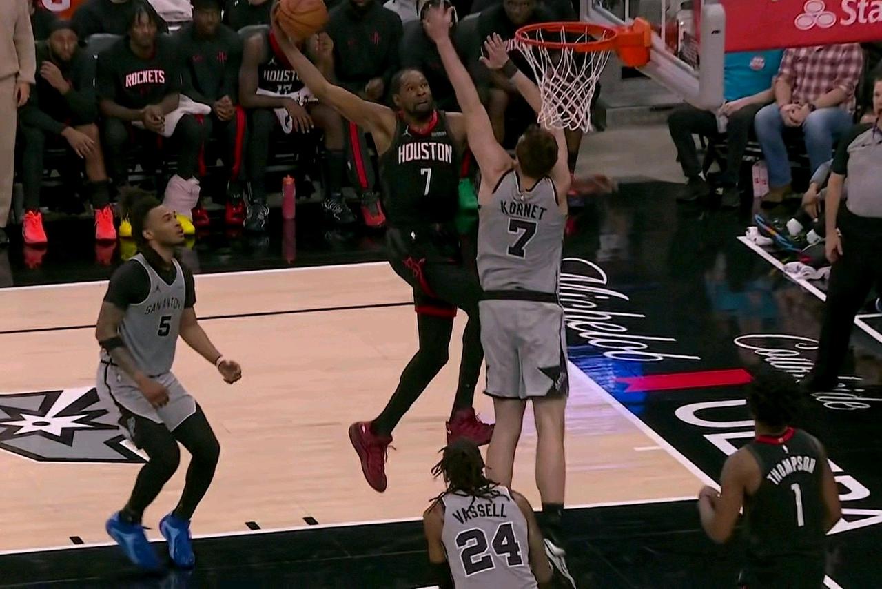 38岁超巨杜兰特就像扛着炸药包打球！在火箭客场挑战马刺的第三节比赛中发生极其疯狂